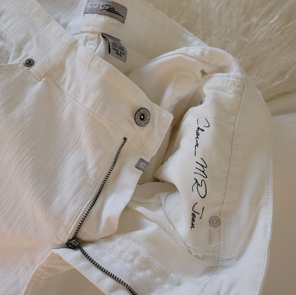 🤍CHICO'S PLATINUM JEANS🤍 - Picture 5 of 14